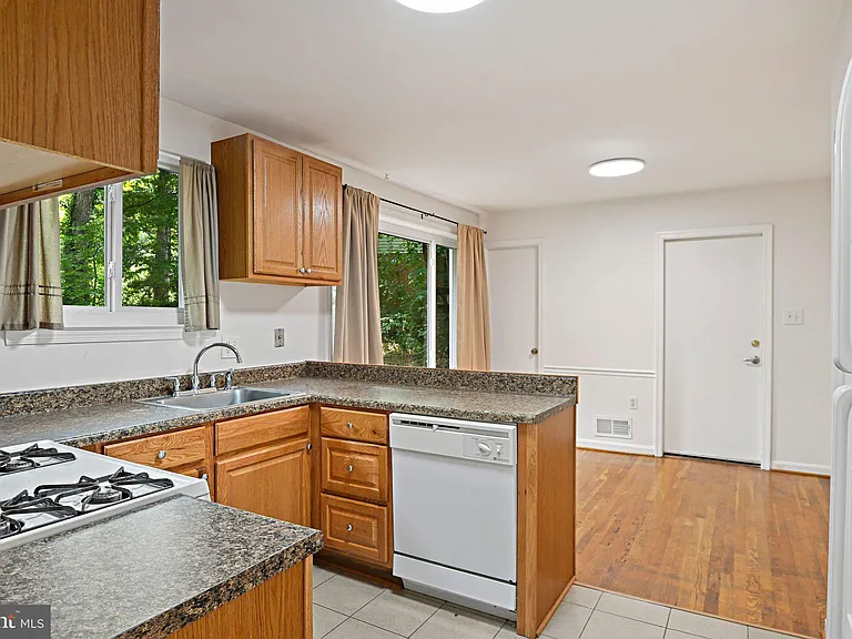 8701 Parliament Dr — Photo 10