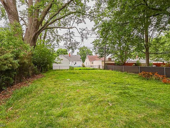 4th image of 25850 Drakefield Ave