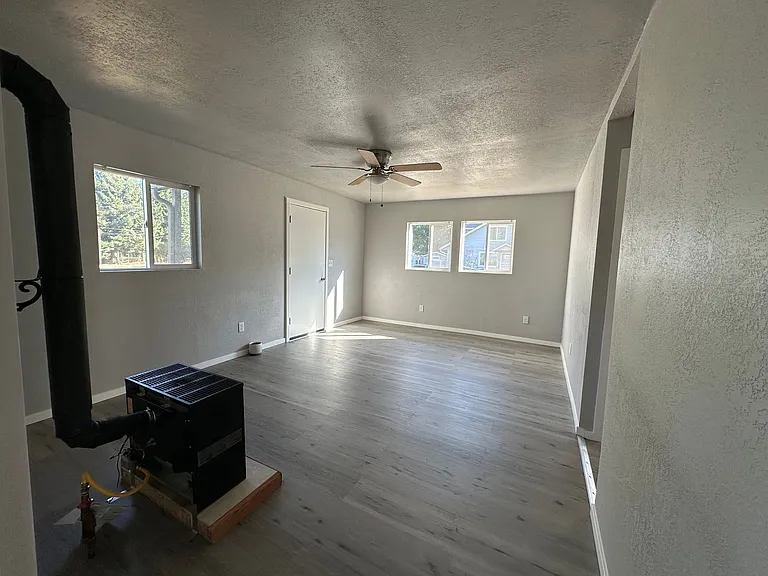 165 NE Oak St — Photo 5
