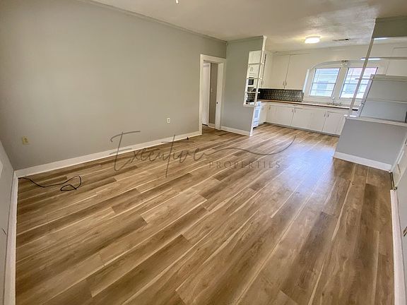 2nd image of 208 N Kinney Ave