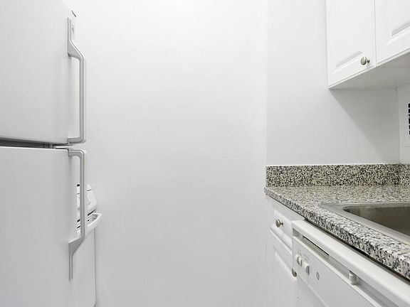 3rd image of 240 E 76th St APT 9R