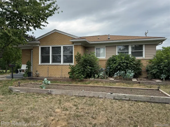 17028 W Thirteen Mile Rd, Beverly Hills, MI 48025