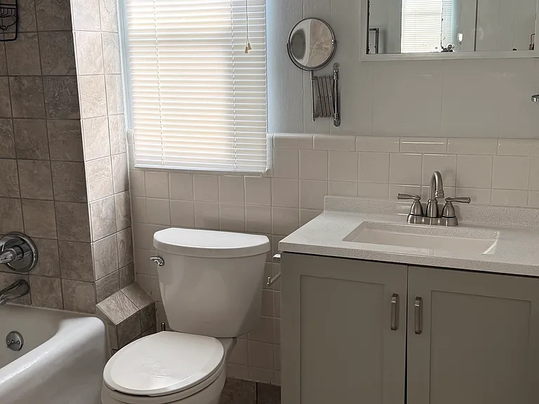 1401 E Jefferson St #4 — Photo 9