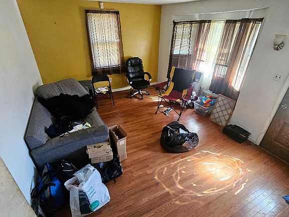 3rd image of 629 Larchmont Ave