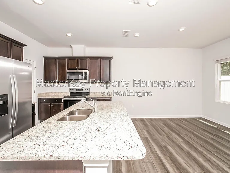 804 McKenzie Park Ter — Photo 6