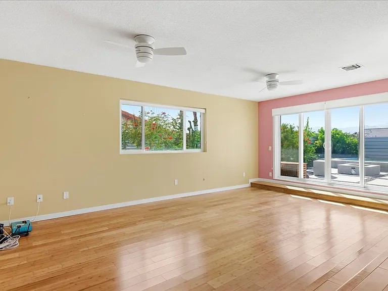 9750 Valencia Dr — Photo 15