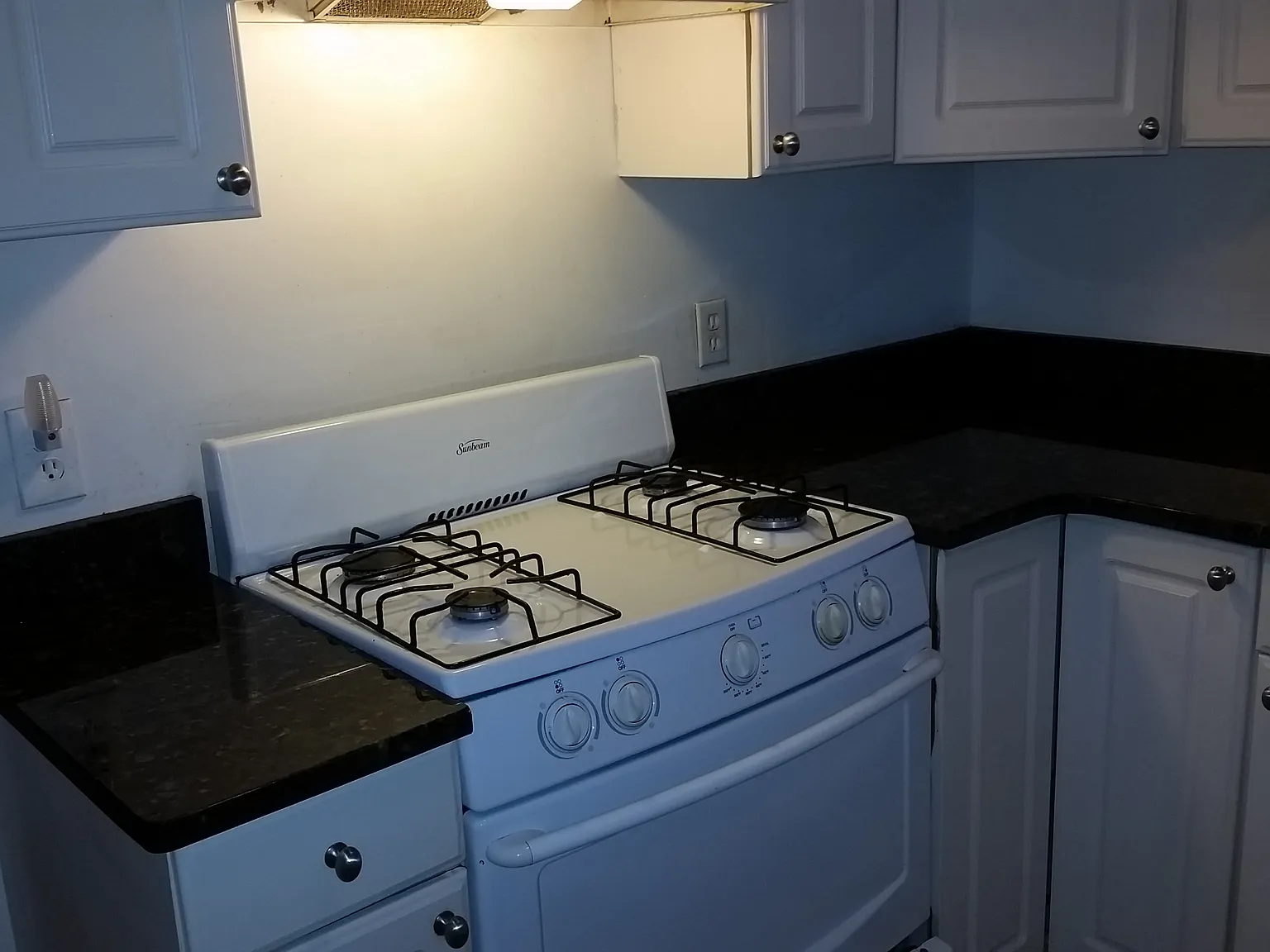4 bed, 1.5 bath, 1025 sqft, $5,500 — Photo 2