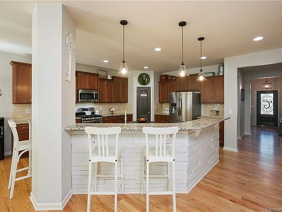 3rd image of 1045 Crawford Dr #3B-13
