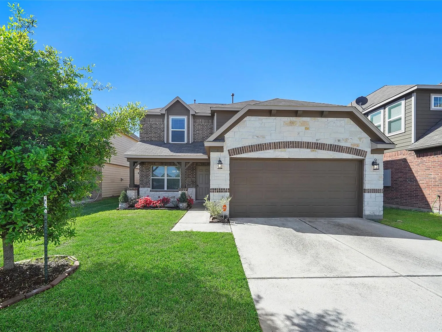 4 bed, 2.5 bath, 2378 sqft, $2,300 — Photo 2