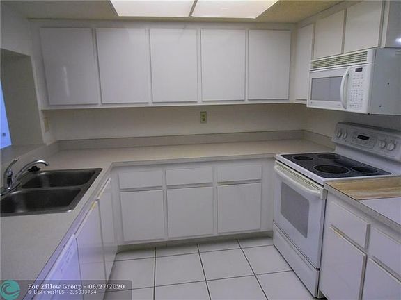 3rd image of 1831 Sabal Palm Dr APT 207