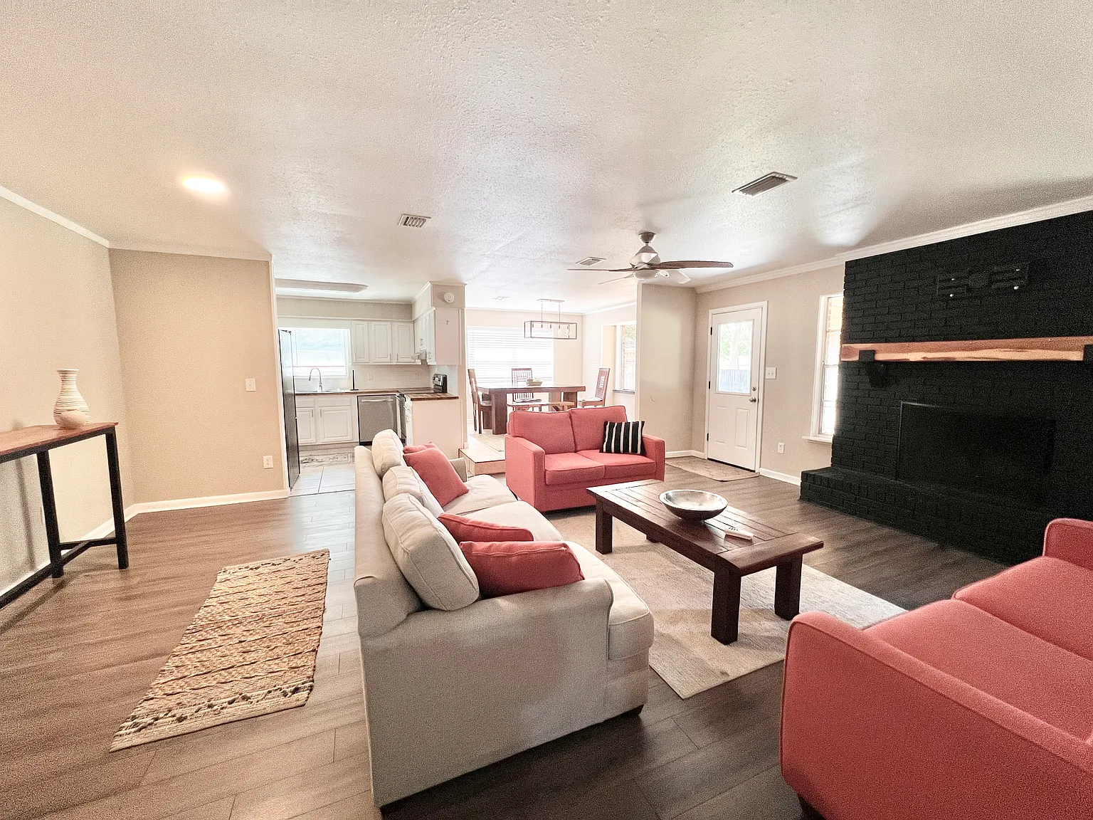 3 bed, 1663 sqft, $2,300 — Photo 3