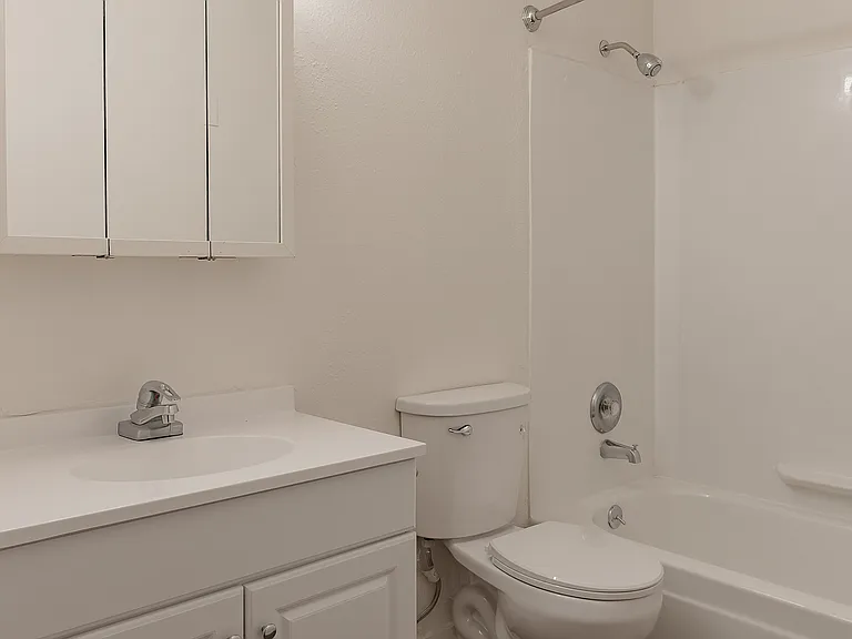 Madera Court Apartments - Troutdale Oregon - Bathroom