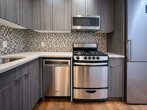 3rd image of 934 Lafayette Ave #5