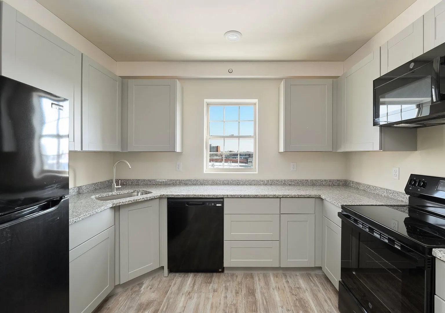 Pine Street Apartments — Photo 3