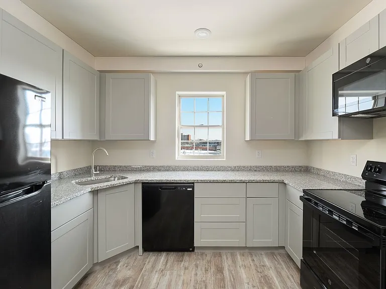Pine Street Apartments — Photo 15