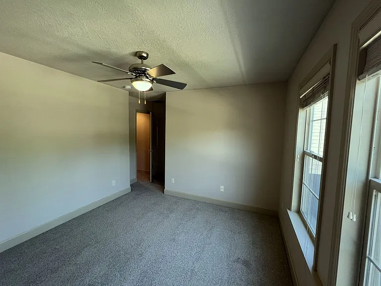 811 E Knoll Ct — Photo 41
