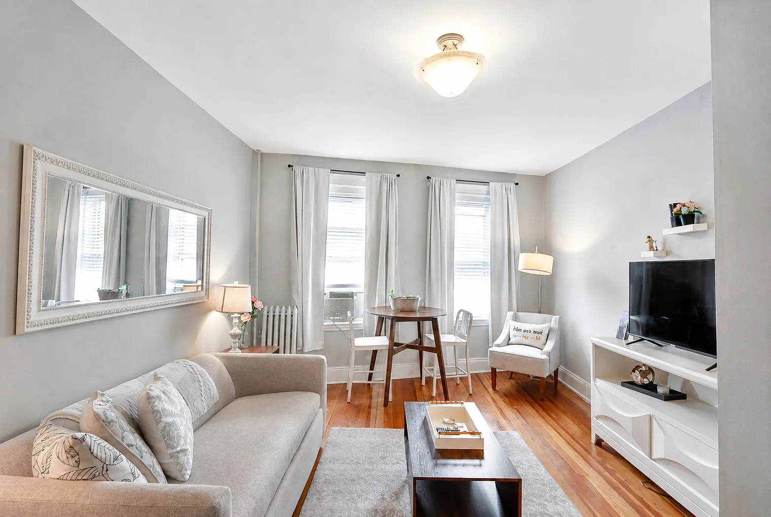 1 bed, 1.0 bath, 592 sqft, $3,141 — Photo 2