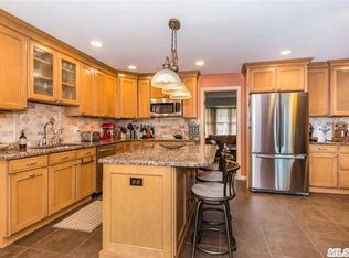17 Pettit Dr, Dix Hills, NY 11746