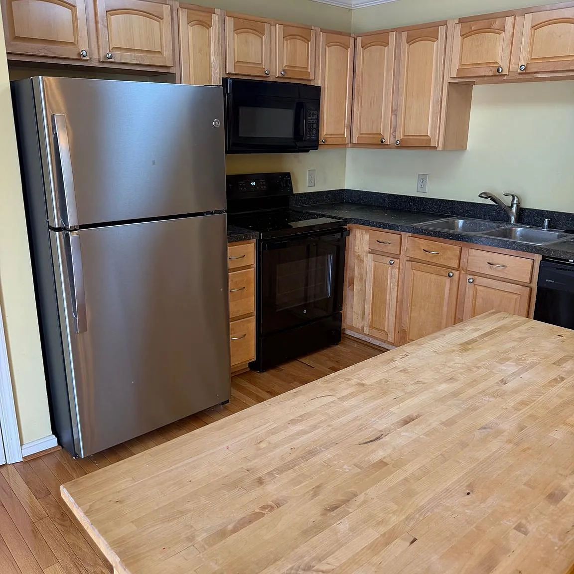 3 bed, 4.0 bath, 2340 sqft, $2,400 — Photo 2