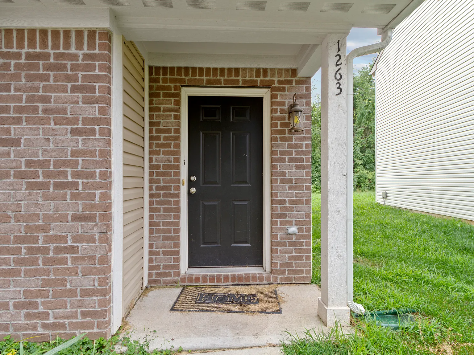 4 bed, 2.5 bath, 1600 sqft, $2,100 — Photo 2
