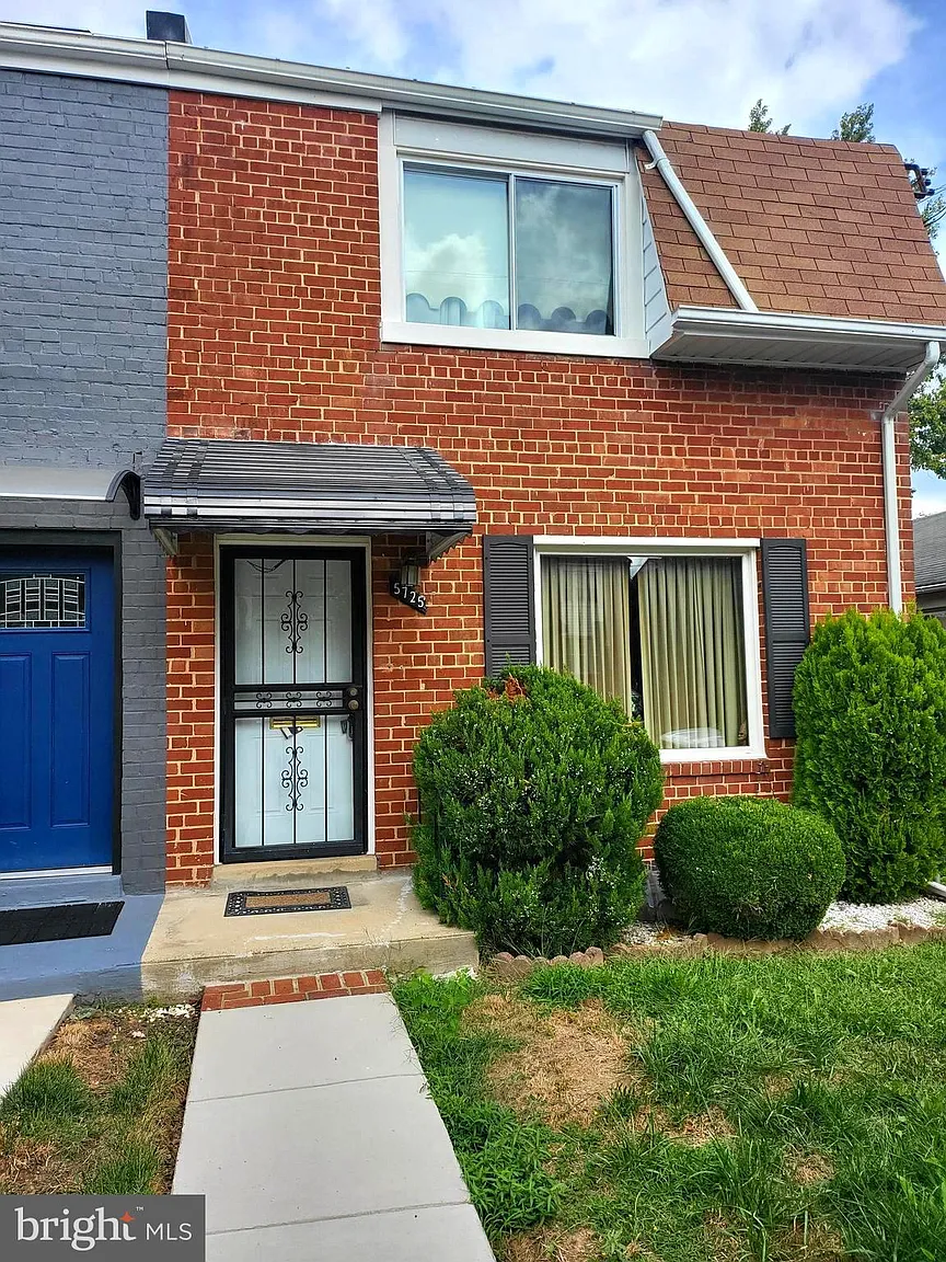 5725 Chillum Pl NE photo 1