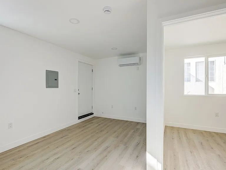 Berendo Street Apartments — Photo 20