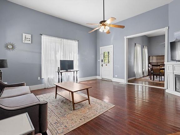 4th image of 809 E Adams St