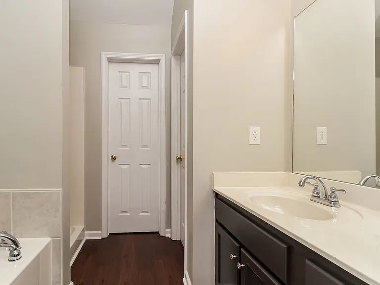 1126 Poplar Hollow Rd — Photo 12