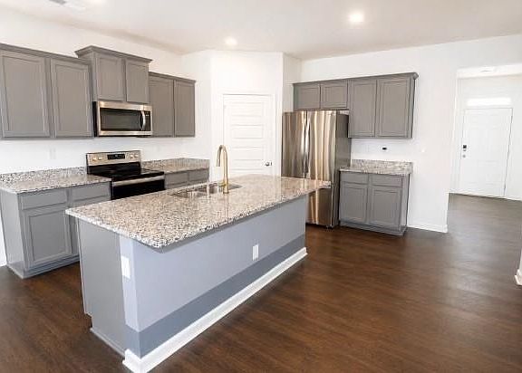 4th image of 25 Lena Ct