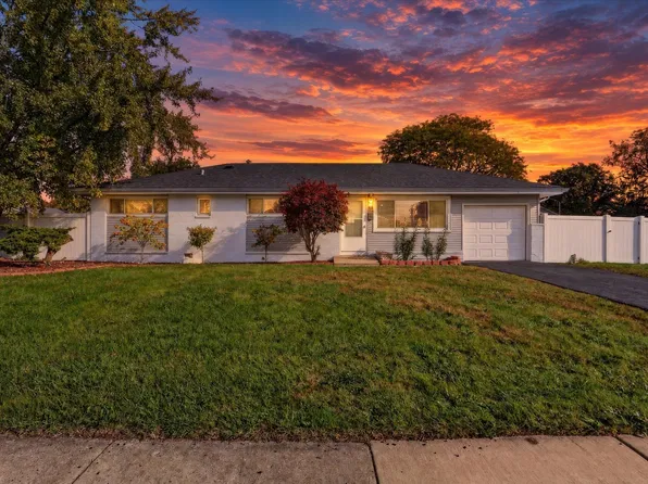 310 Maricopa Ln, Hoffman Estates, IL 60169
