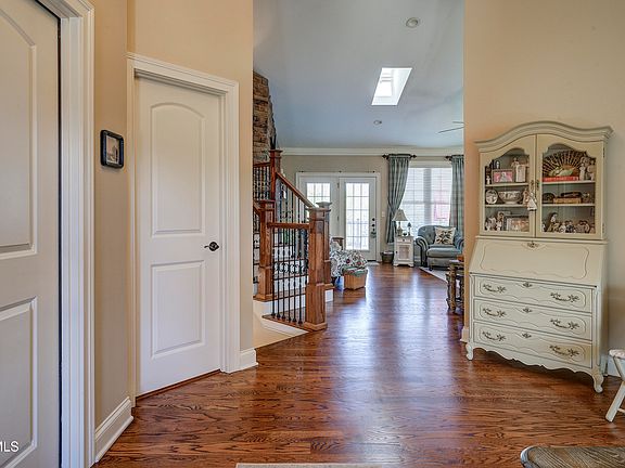 5th image of 636 Lake Point Dr