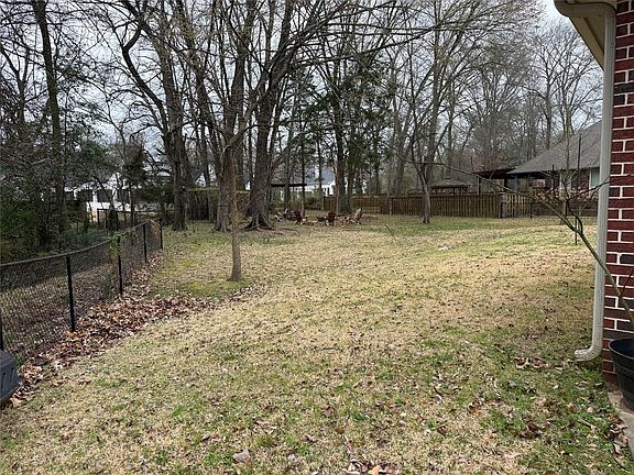 4th image of 910 Holly Hill Ln