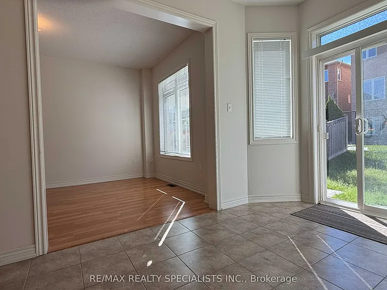 3273 Stoney Cres — Photo 8