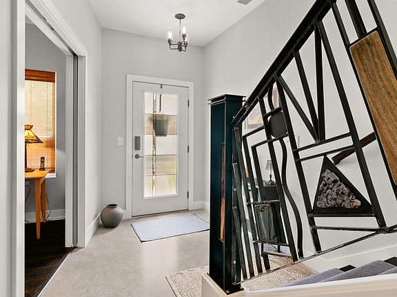 2nd image of 428 W Brackenridge St