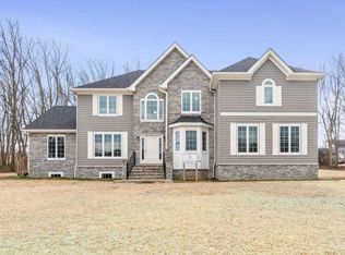 5 Hummingbird Ct, Howell, NJ 07731