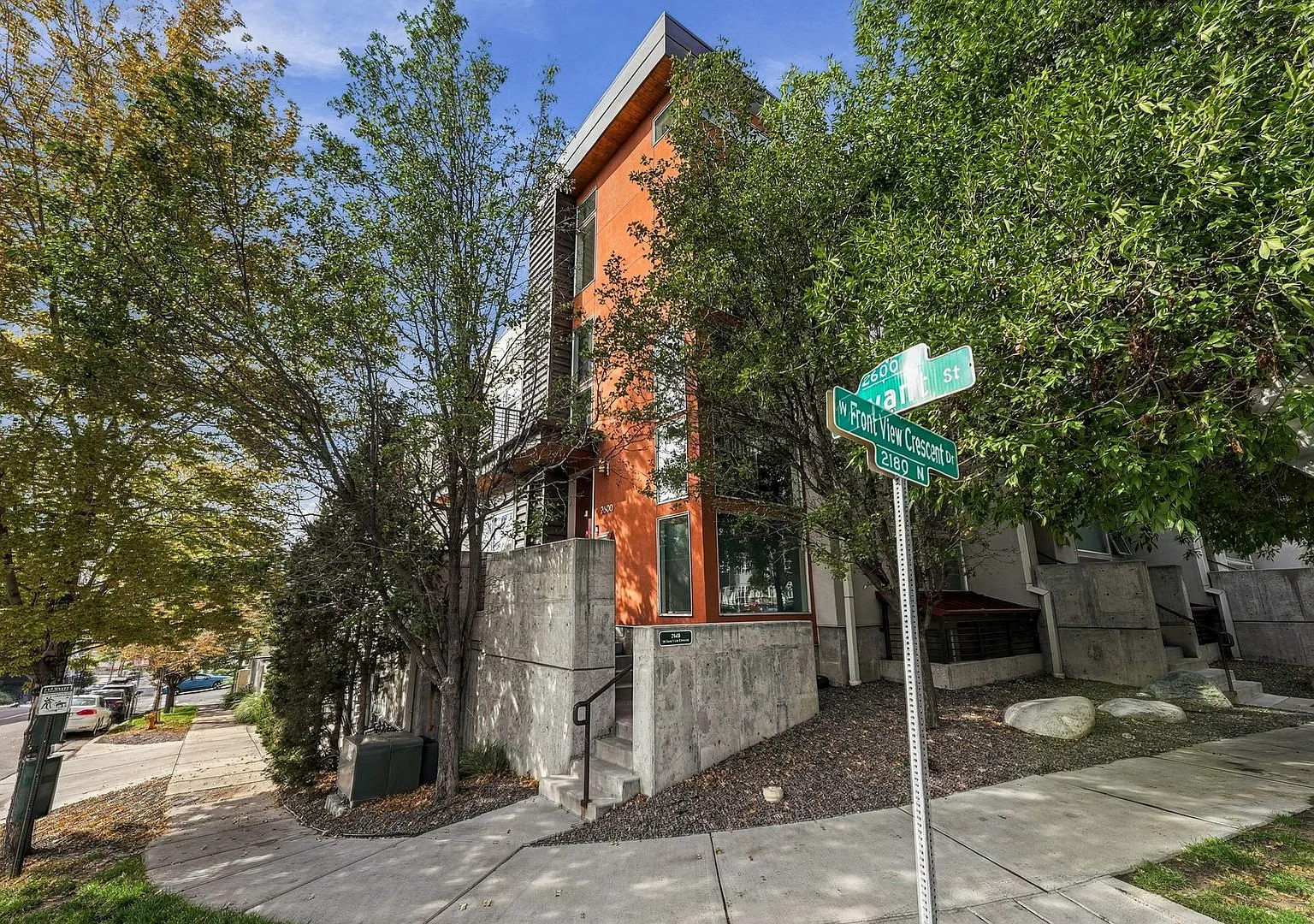 Great location with 3 sides of windows and HUGE rooftop! — Photo 2