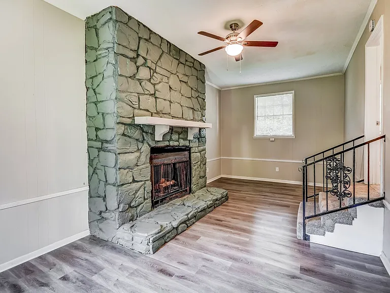 1465402_020_living_room_13146895.jpg
