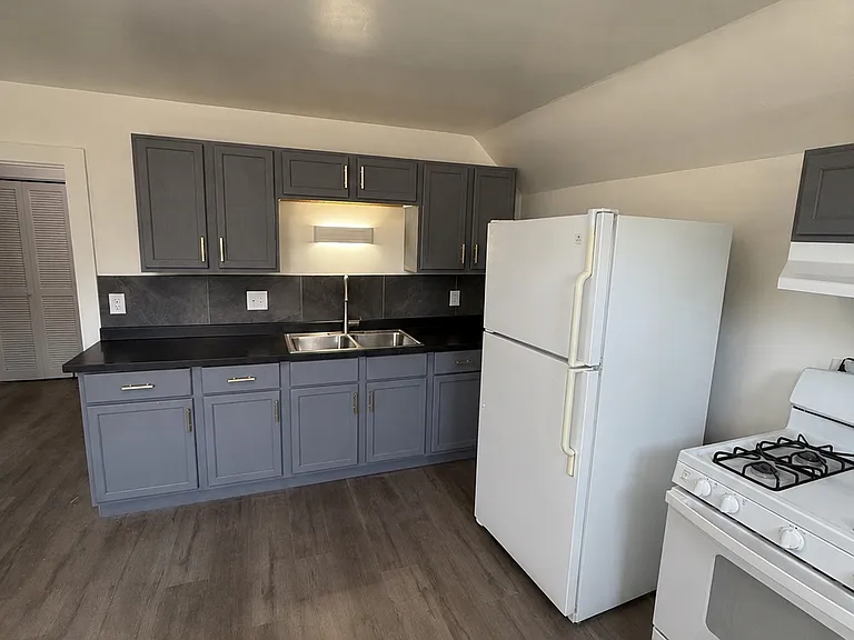 459 E State St #B — Photo 6