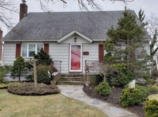 592 Heathcliff Dr, Seaford, NY 11783