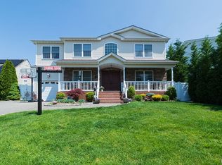 101 Friends Ln, Westbury, NY 11590