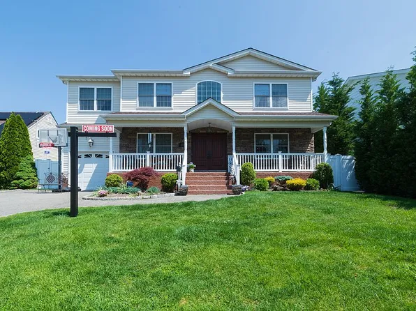 101 Friends Ln, Westbury, NY 11590