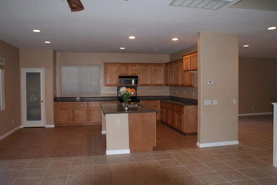 5 bed, 3142 sqft, $3,495 — Photo 4