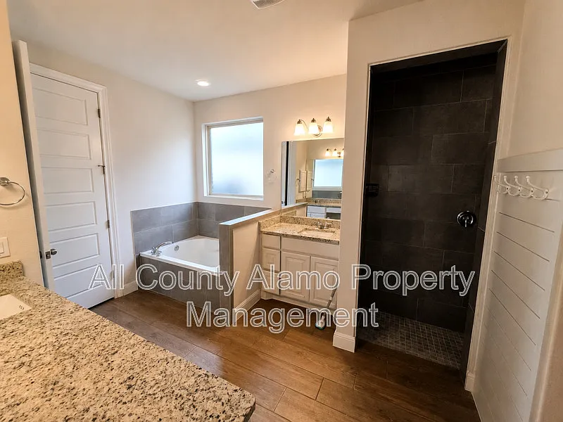 4 bed, 3.5 bath, 2800 sqft, $2,500 — Photo 4