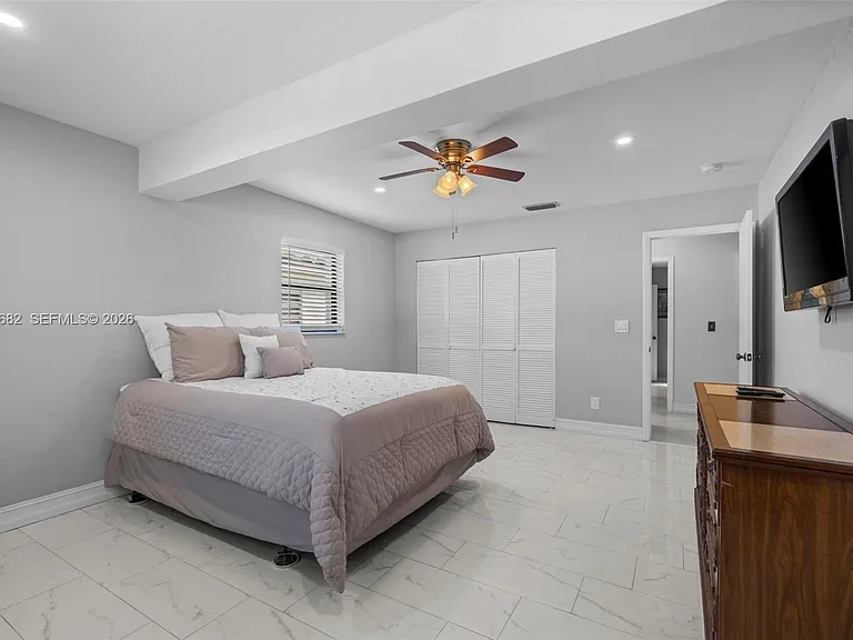 101 NE 2nd Pl — Photo 8