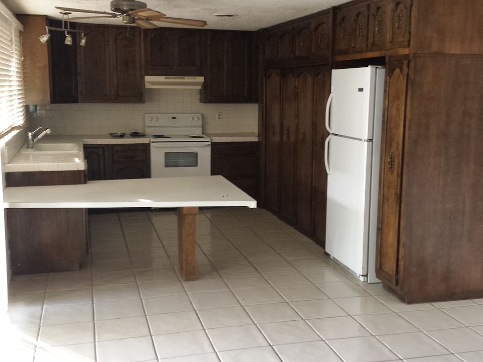Kitchen w/newer Appliance