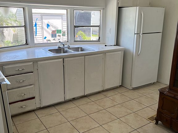 5th image of 17881 N Tamiami Trl #4