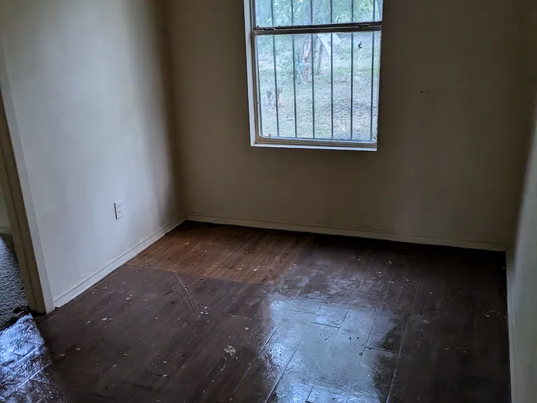 1046 Poinsettia — Photo 10
