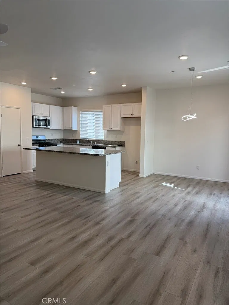 3 bed, 1636 sqft, $2,500 — Photo 4