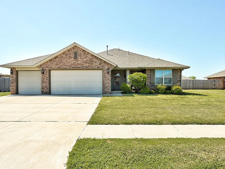 915 Lazywood Dr — Photo 3