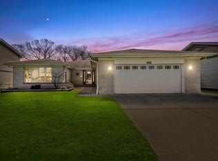 905 W Palm Dr, Mount Prospect, IL 60056